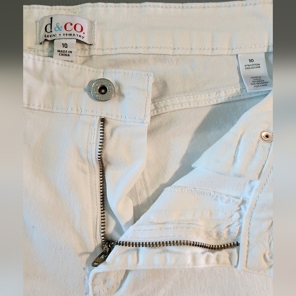 Denim & Co. Regular Tulip Snap Hem Capri Jeans Button Detail Women's 10 White - Picture 13 of 14